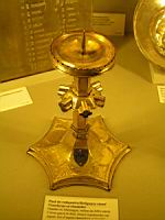Pied de reliquaire transforme en chandelier, cuivre et email, (Paris, musee de Cluny)